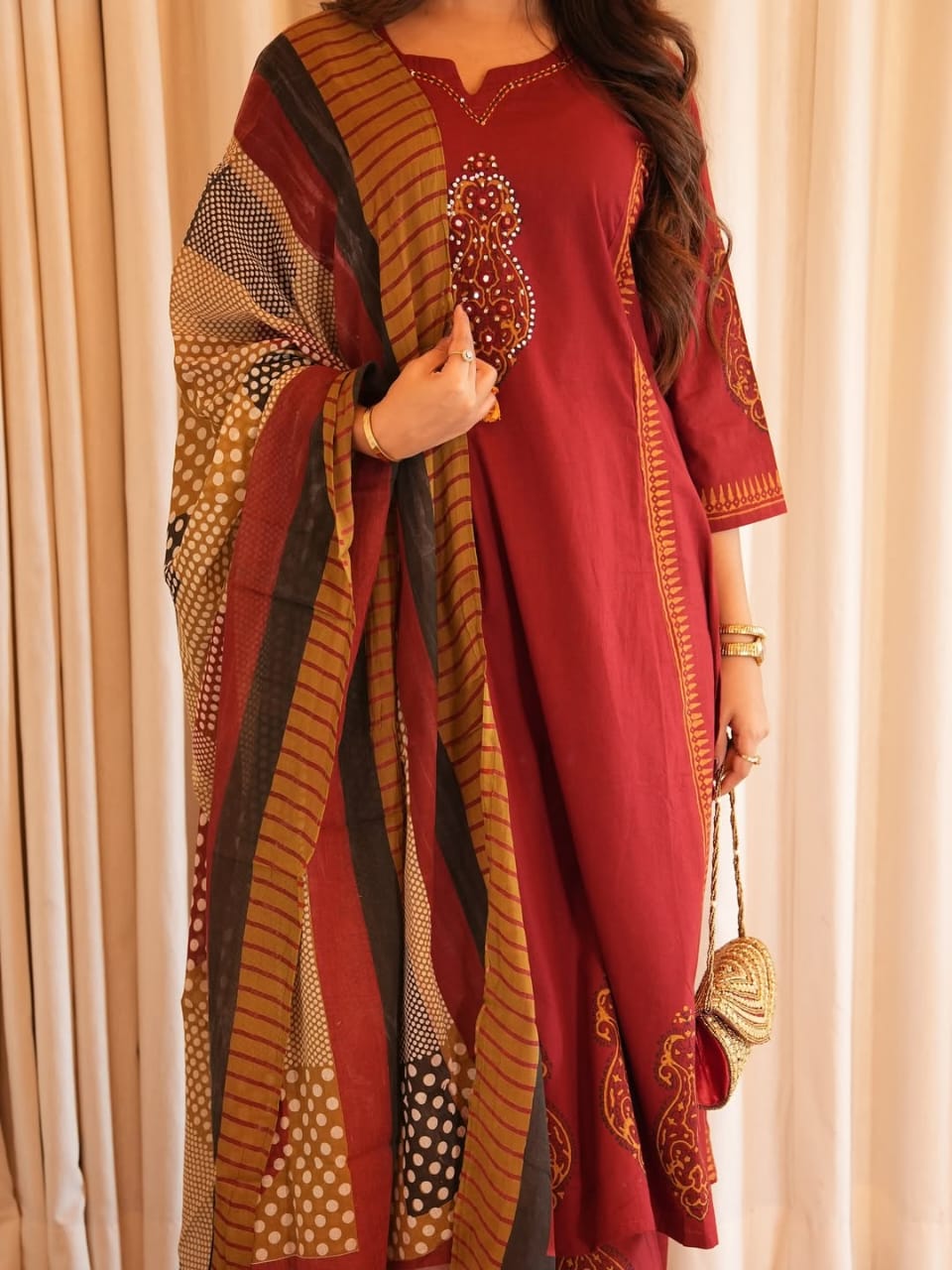 Maroon Embroidered Kurta Pant Dupatta Set - Image 4